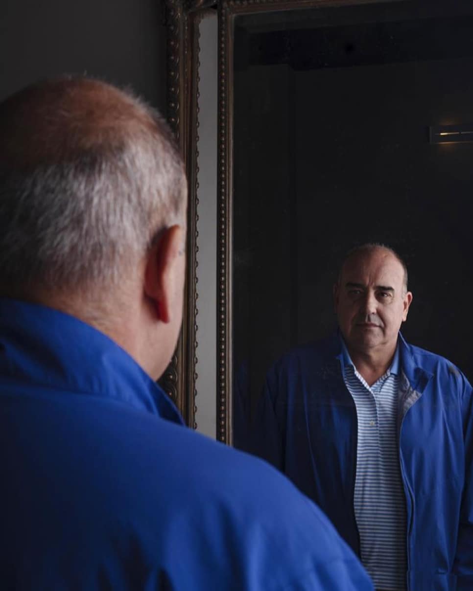 /content/dam/images/golfdigest/fullset/2025/4/angel-cabrera-2023-looking-in-mirror-irina-werning.jpg
