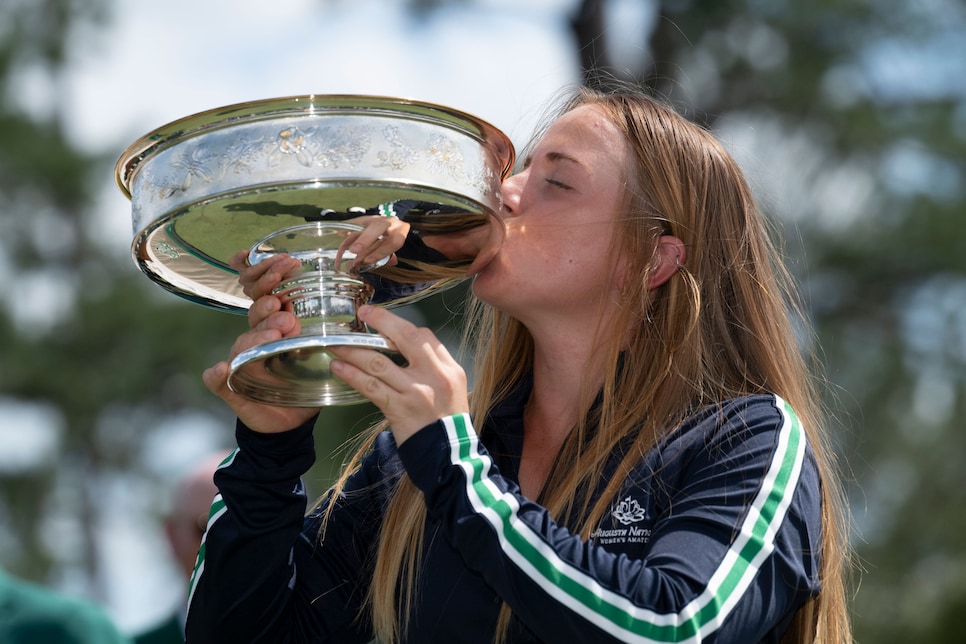 /content/dam/images/golfdigest/fullset/2025/4/carla-bernat-escuder-anwa-trophy-kiss-2025-jd-cuban.jpg
