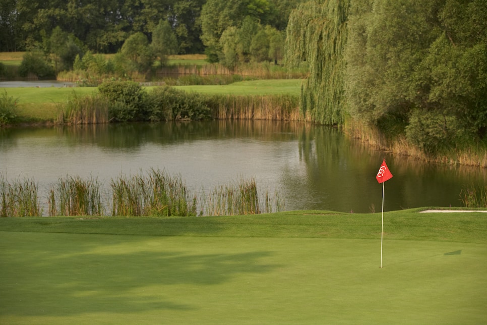 /content/dam/images/golfdigest/fullset/course-photos-for-places-to-play/Colony_club_gutenhof_greens_ponds.jpg