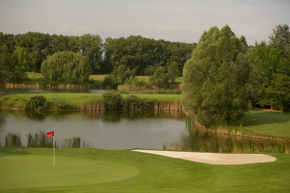 /content/dam/images/golfdigest/fullset/course-photos-for-places-to-play/Colony_club_gutenhof_pond.jpg