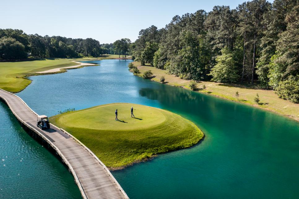 /content/dam/images/golfdigest/fullset/course-photos-for-places-to-play/The-Ford-Field-River-Club-Tee-21516.jpg