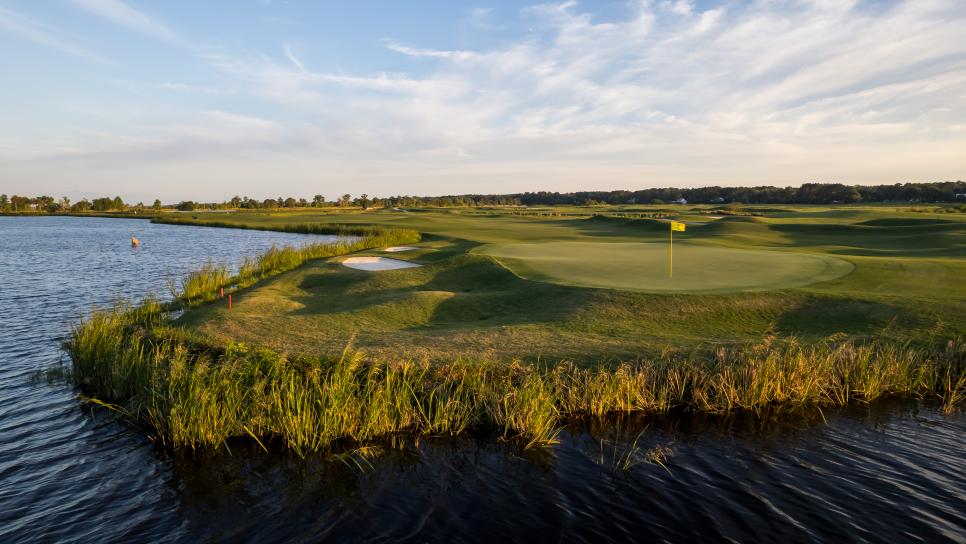 /content/dam/images/golfdigest/fullset/course-photos-for-places-to-play/The-Ford-Field-River-Club-Watergreen-21516.jpg