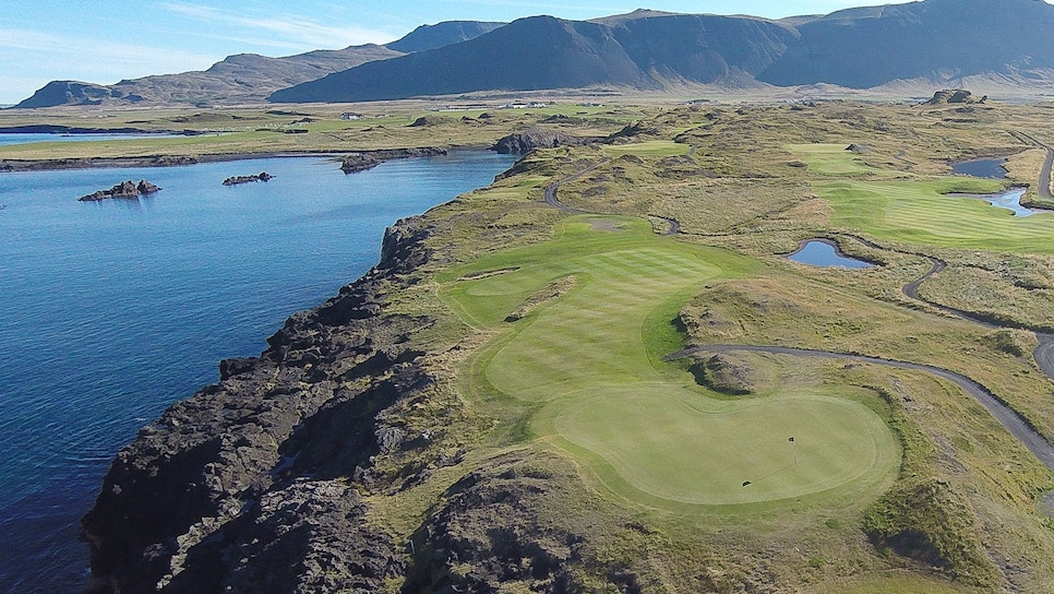 /content/dam/images/golfdigest/fullset/course-photos-for-places-to-play/brautarholt-iceland-third-hole.jpg