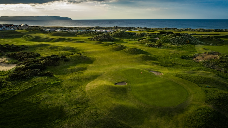 /content/dam/images/golfdigest/fullset/course-photos-for-places-to-play/castlerock-mussenden-ireland-first-green.jpg