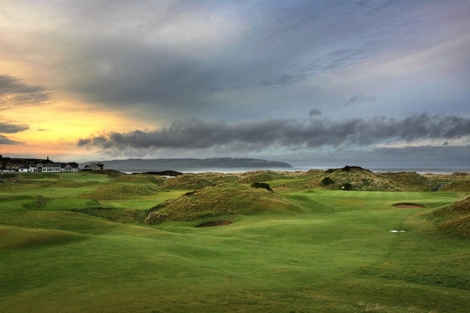 /content/dam/images/golfdigest/fullset/course-photos-for-places-to-play/castlerock-mussenden-ireland-seventeenth-green.jpg