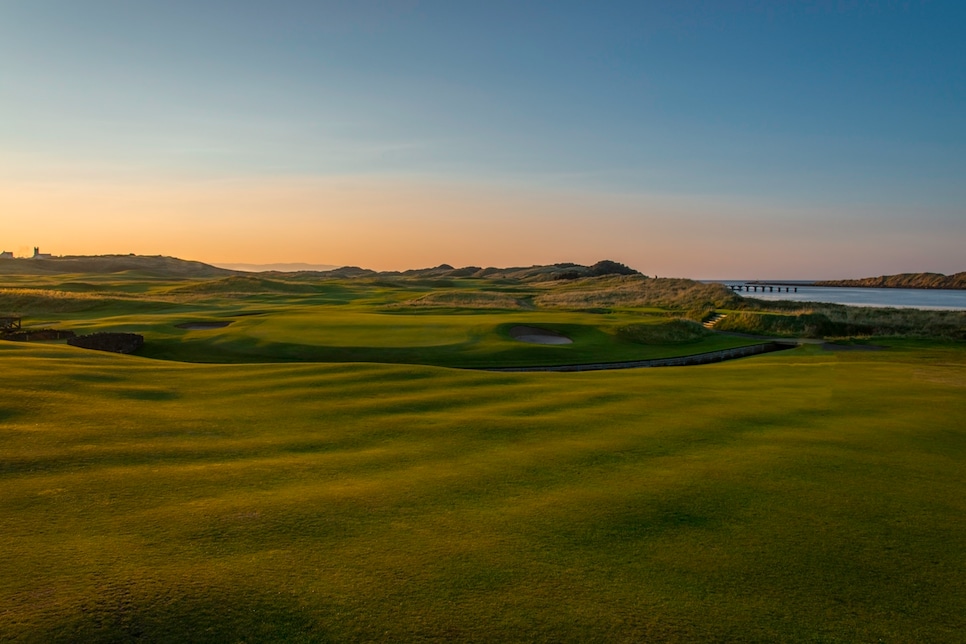 /content/dam/images/golfdigest/fullset/course-photos-for-places-to-play/castlerock-mussenden-ireland-sixth-green.jpg