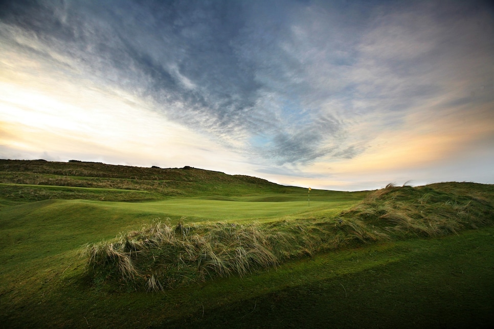 /content/dam/images/golfdigest/fullset/course-photos-for-places-to-play/castlerock-mussenden-ireland-tenth-green.jpg