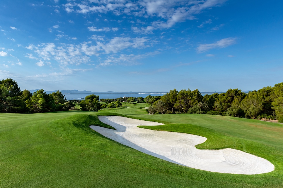 /content/dam/images/golfdigest/fullset/course-photos-for-places-to-play/club-de-golf-alcanada-spain-fairway-bunker.jpg