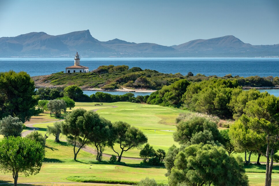 /content/dam/images/golfdigest/fullset/course-photos-for-places-to-play/club-de-golf-alcanada-spain-seventeenth-hole.jpg