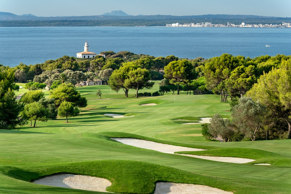 /content/dam/images/golfdigest/fullset/course-photos-for-places-to-play/club-de-golf-alcanada-spain-seventh.jpg