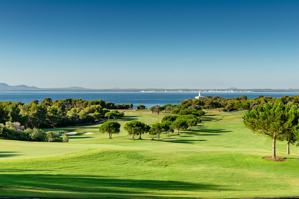 /content/dam/images/golfdigest/fullset/course-photos-for-places-to-play/club-de-golf-alcanada-spain-twelve-thirteen-holes.jpg