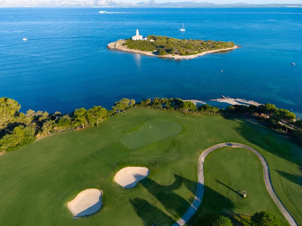 /content/dam/images/golfdigest/fullset/course-photos-for-places-to-play/club-de-golf-alcanada-spain.jpg