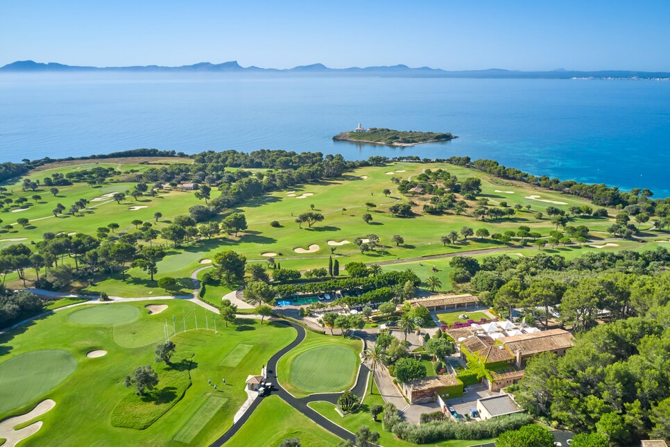 /content/dam/images/golfdigest/fullset/course-photos-for-places-to-play/clubdegolf-alcanada-spain-aerial.jpg