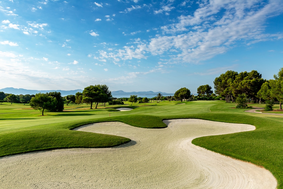 /content/dam/images/golfdigest/fullset/course-photos-for-places-to-play/clubdegolf-alcanada-spain-fairway-bunker.jpg