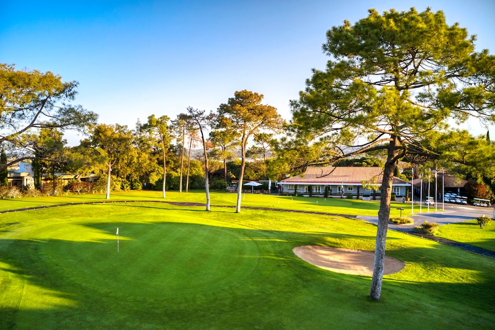 /content/dam/images/golfdigest/fullset/course-photos-for-places-to-play/dom-pedro-vilamoura-old-course-fifth-hole-portugal.JPG