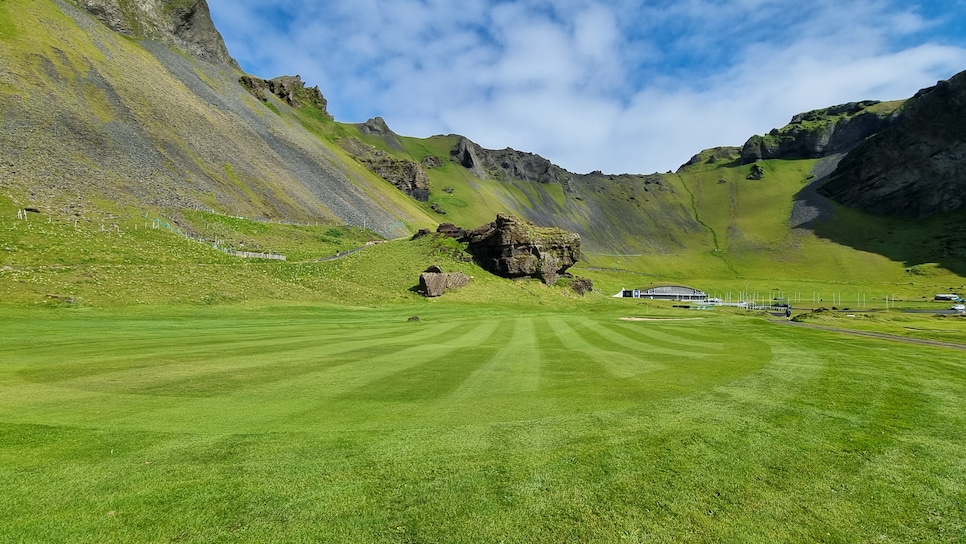 /content/dam/images/golfdigest/fullset/course-photos-for-places-to-play/golfklúbburvestmannaeyja-iceland.jpg