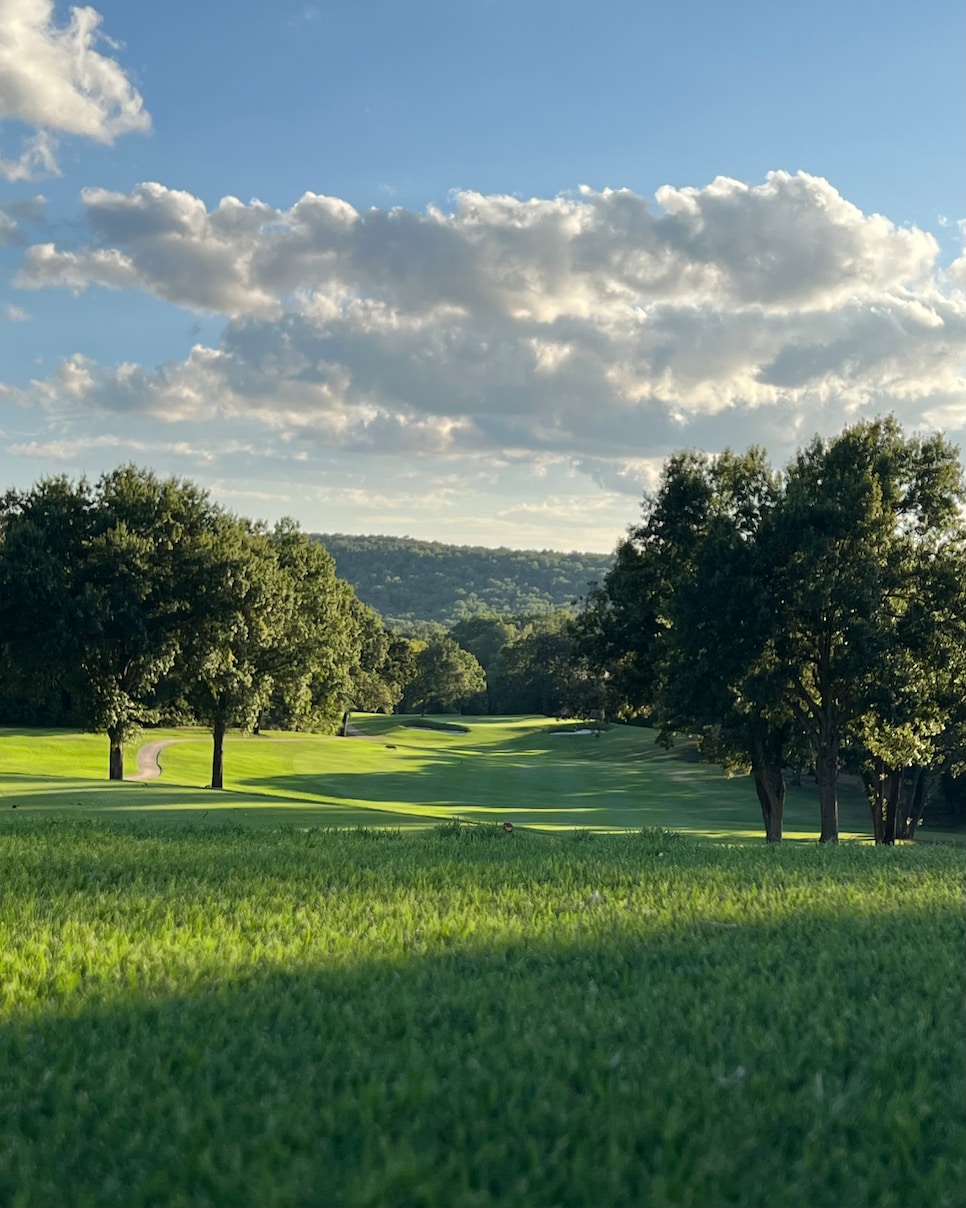 /content/dam/images/golfdigest/fullset/course-photos-for-places-to-play/hillcrest-country-club-eleventh-hole-oklahoma.jpg
