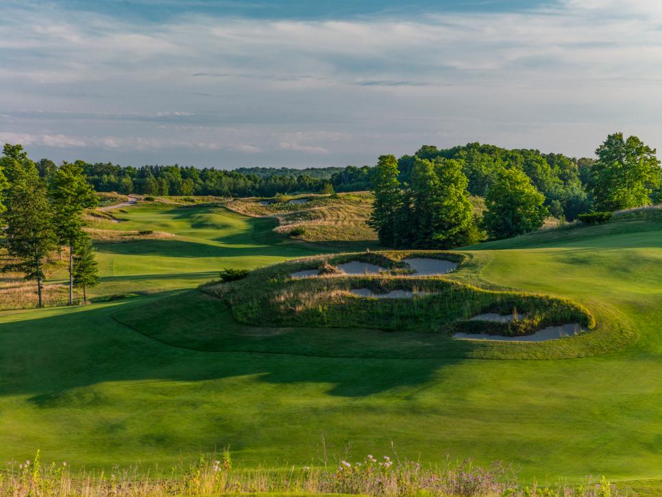 /content/dam/images/golfdigest/fullset/course-photos-for-places-to-play/kingsley-club-first-hole-lc-lambrecht.jpg