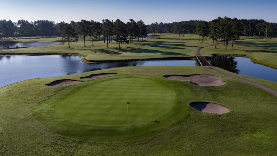 /content/dam/images/golfdigest/fullset/course-photos-for-places-to-play/man-o-war-golf-course-eleventh-hole-17448.jpg