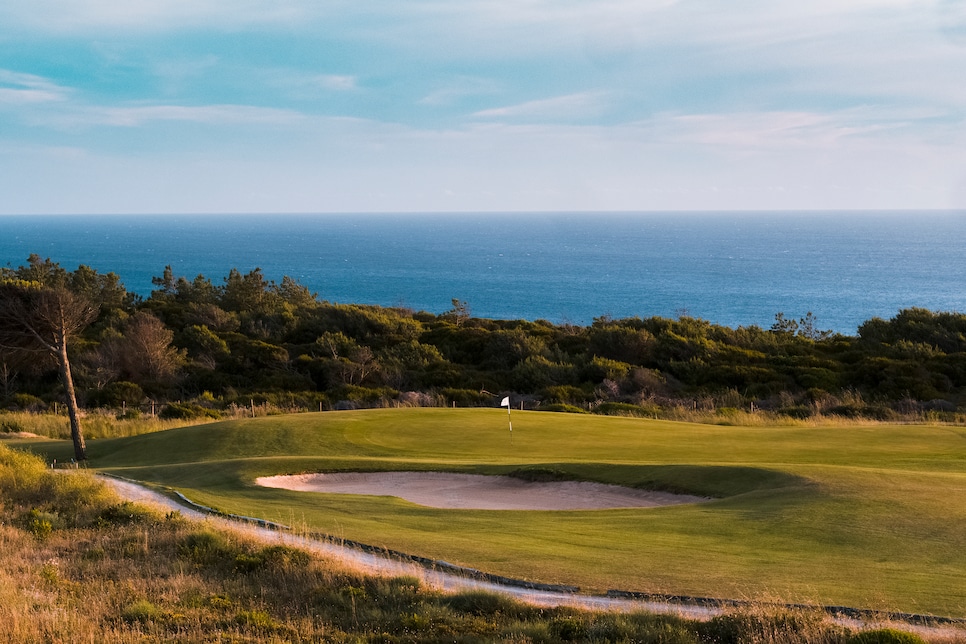 /content/dam/images/golfdigest/fullset/course-photos-for-places-to-play/oitavos-dunes-portugal-green-jacob-sjöman.jpg