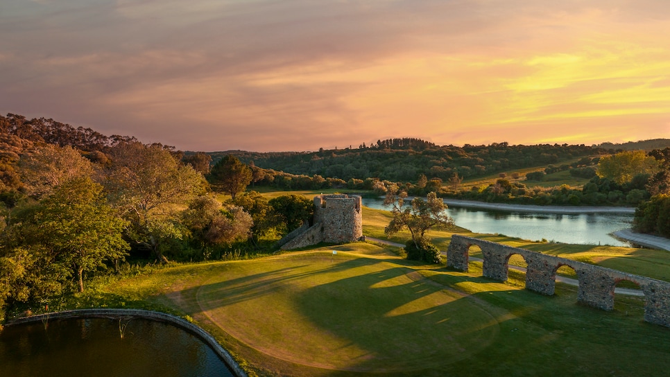 /content/dam/images/golfdigest/fullset/course-photos-for-places-to-play/penha-longa-resort-portugal-sixth-green.jpg