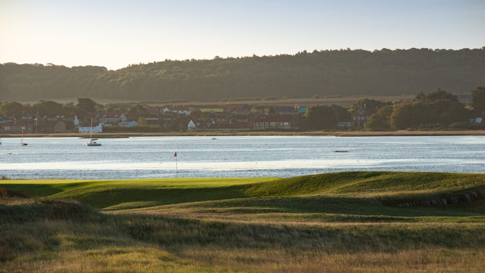 /content/dam/images/golfdigest/fullset/course-photos-for-places-to-play/royal-west-norfolk-third-green-long-1200x700.jpg