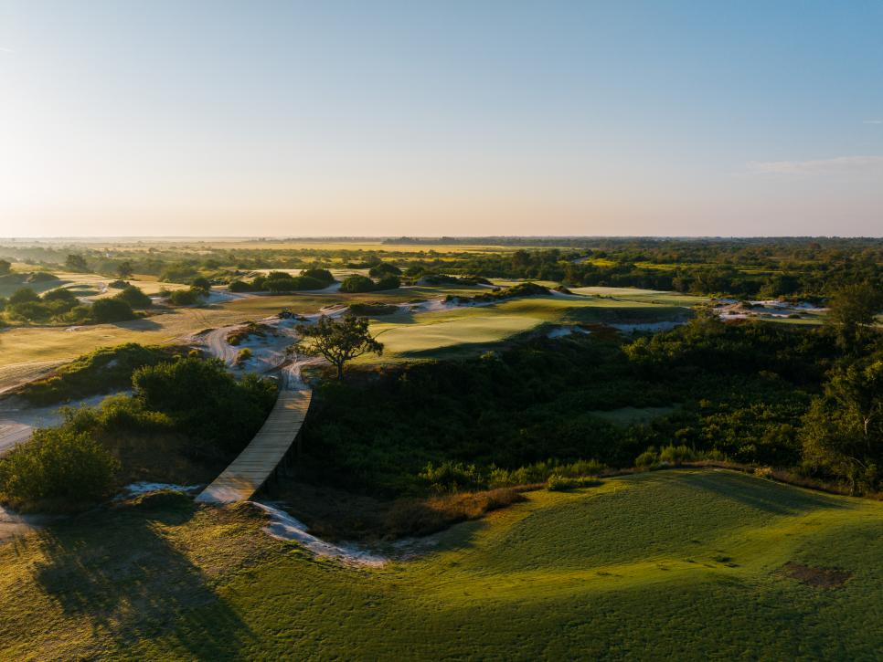 /content/dam/images/golfdigest/fullset/course-photos-for-places-to-play/streamsong-the-chain-forced-carry.jpg