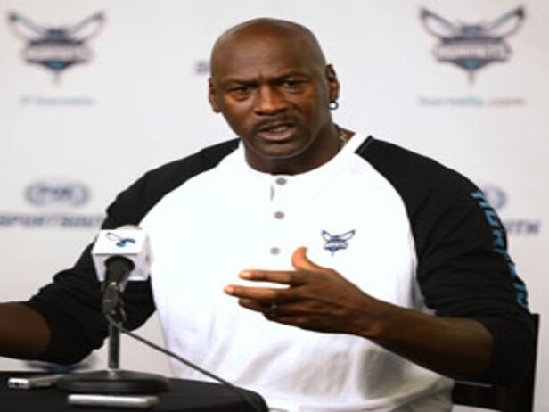 Video: Michael Jordan calls Barack Obama a 