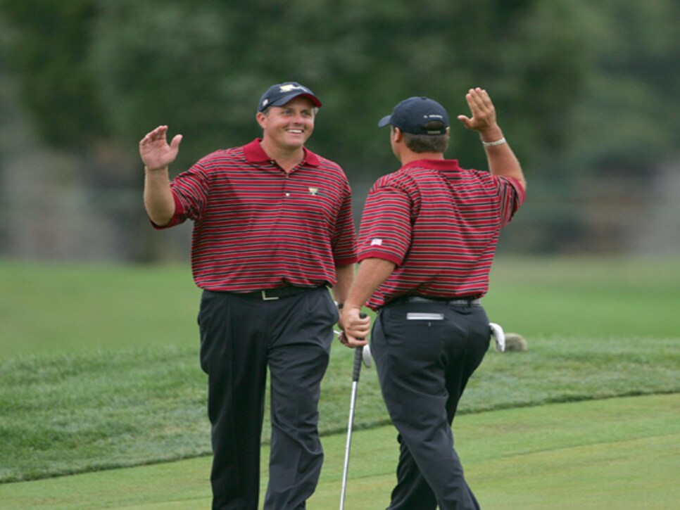 /content/dam/images/golfdigest/fullset/2015/07/20/55ad78e4b01eefe207f6e1ef_blogs-the-loop-assets_c-2014-04-high-five-phil-518-thumb-518x490-132892.jpg