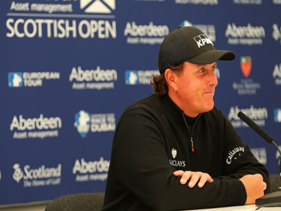 /content/dam/images/golfdigest/fullset/2015/07/20/55ad79b9add713143b429ed3_blogs-the-loop-assets_c-2014-07-phil-mickelson-aberdeen-518-thumb-518x344-136139.jpg