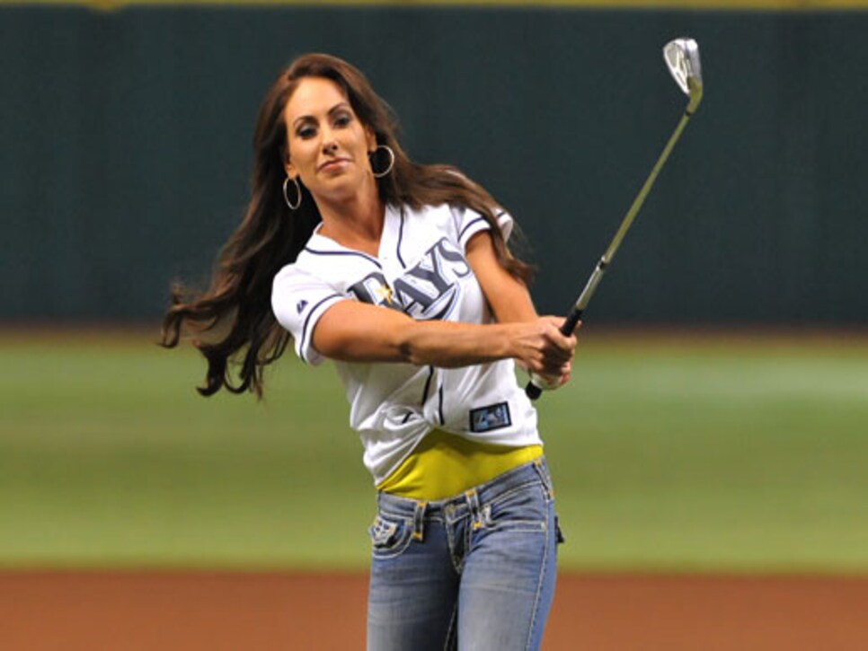 /content/dam/images/golfdigest/fullset/2015/07/20/55ad79cbadd713143b429fc5_blogs-the-loop-blog-holly-sonders-chip-0715.jpg