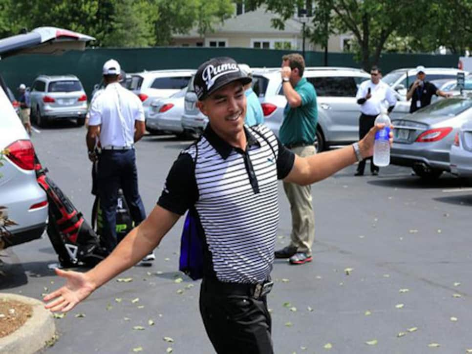 /content/dam/images/golfdigest/fullset/2015/07/20/55ad7a7eadd713143b42a9e6_blogs-the-loop-assets_c-2014-08-rickie-fowler-photobomb-518-thumb-518x349-137187.jpg