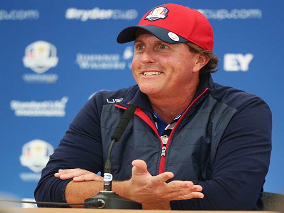 /content/dam/images/golfdigest/fullset/2015/07/20/55ad7b0badd713143b42b1c1_blogs-the-loop-loop-phil-mickelson-presser-litigate-518.jpg