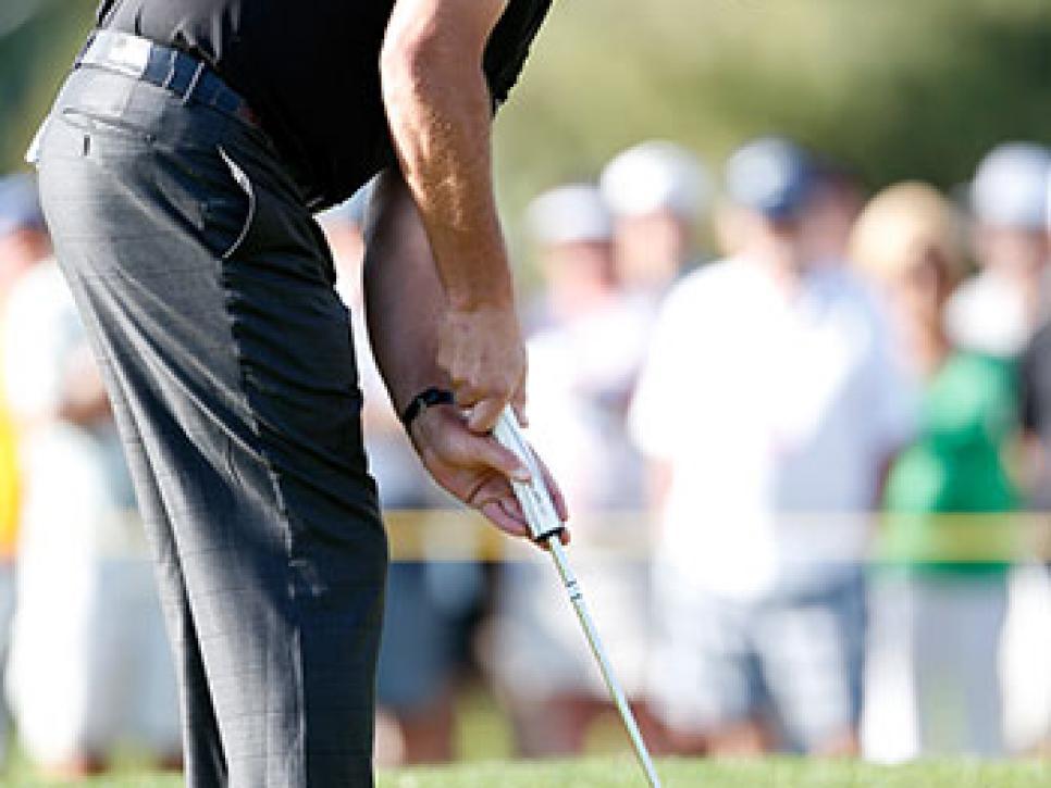 /content/dam/images/golfdigest/fullset/2015/07/20/55ad7befb01eefe207f70b76_blogs-the-loop-assets_c-2015-02-phil-mickelson-claw-350-thumb-350x525-142066.jpg