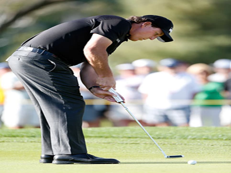 /content/dam/images/golfdigest/fullset/2015/07/20/55ad7befb01eefe207f70b76_blogs-the-loop-assets_c-2015-02-phil-mickelson-claw-350-thumb-350x525-142066.jpg