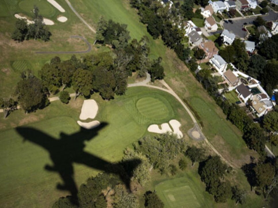 /content/dam/images/golfdigest/fullset/2015/07/20/55ad7bf6b01eefe207f70be5_blogs-the-loop-blog-plane-course-0216.jpg