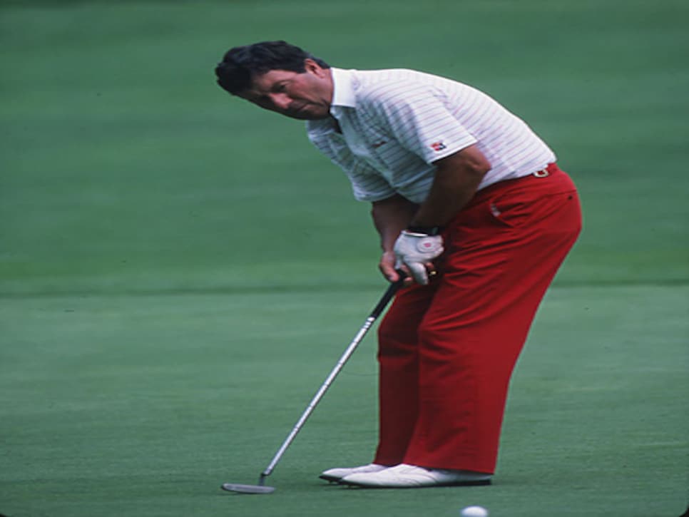 /content/dam/images/golfdigest/fullset/2015/07/20/55ad7c57add713143b42c3dd_blogs-the-loop-loop-peter-thomson-putting-350.jpg