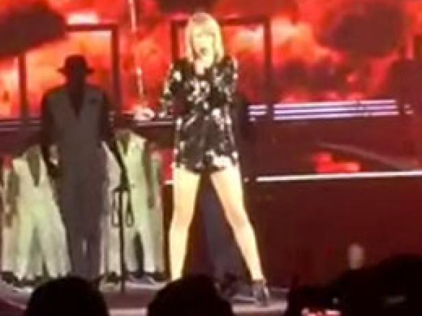 taylor-swift-twirls-a-golf-club-on-stage-jessica-korda-is-there-to-see-it-this-is-the-loop