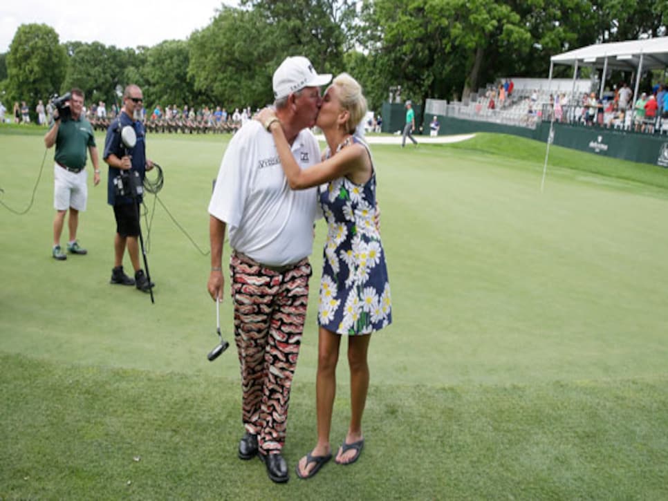 /content/dam/images/golfdigest/fullset/2015/07/20/55ad7db7add713143b42d690_blogs-the-loop-blog-calc-bacon-kiss.jpg