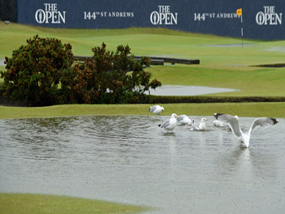 /content/dam/images/golfdigest/fullset/2015/07/20/55ad7dc5b01eefe207f7246d_blogs-the-loop-loop-water-standrews-1-560.jpg