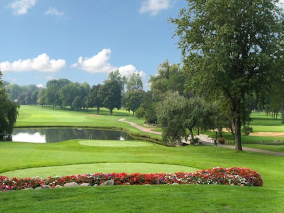 Buy your way into Chicago's posh North Shore golf scene for 2.7