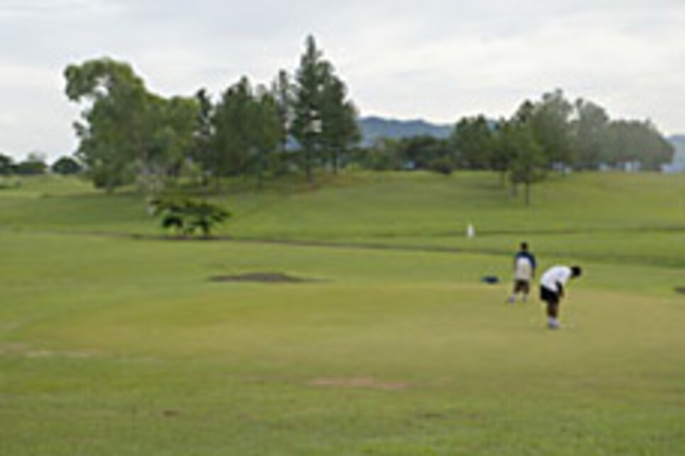 golfworld-2006-04-gwar06_050401singh.jpg