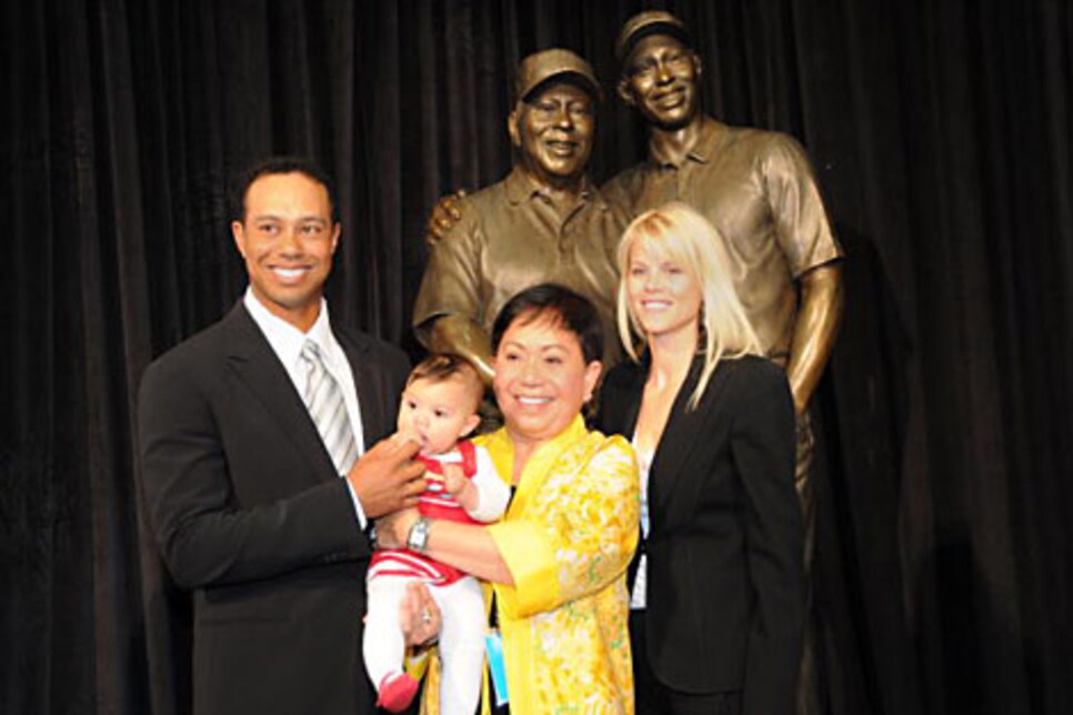 golfworld-2008-12-081223tigerandfamily.jpg