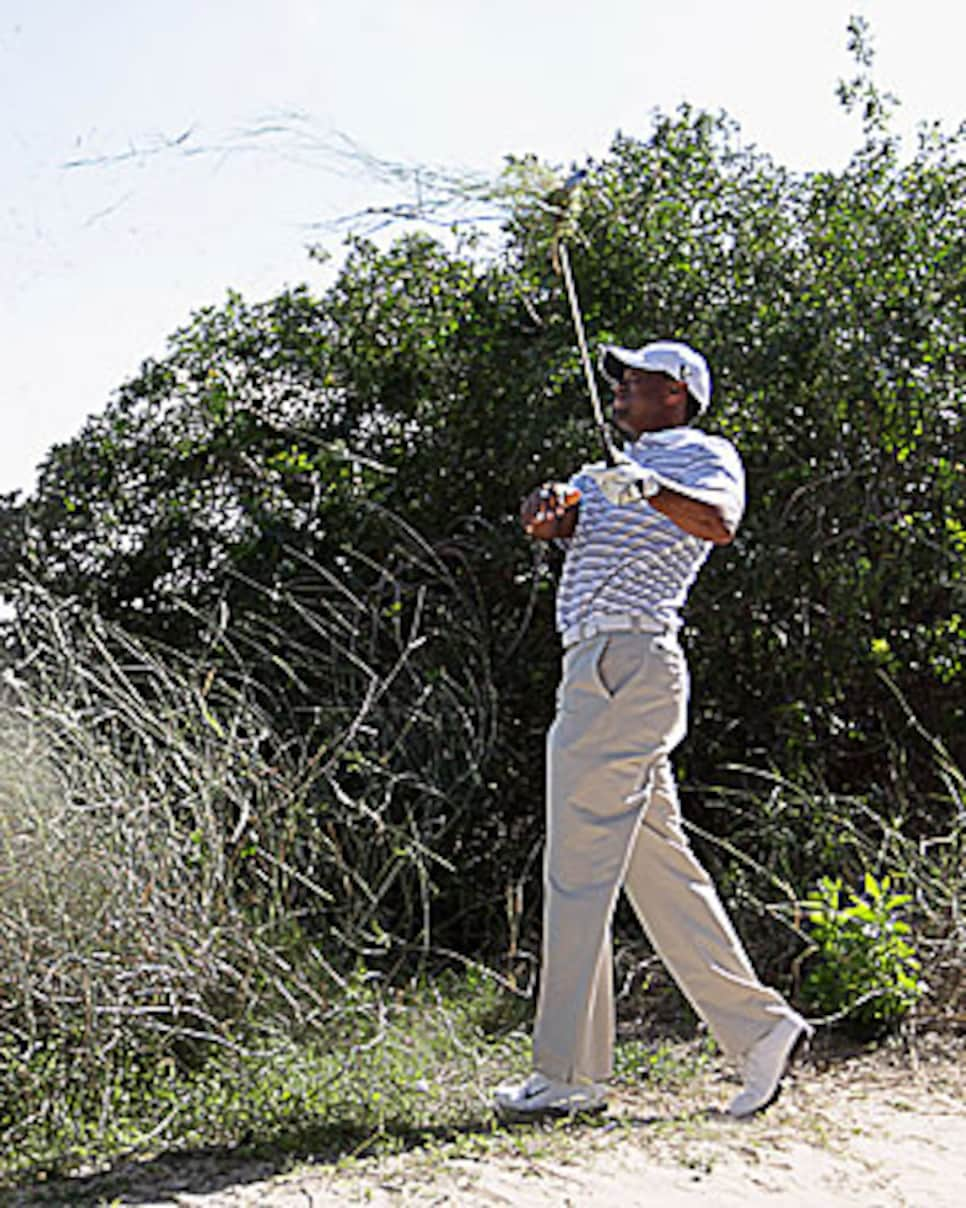 golfworld-2011-02-gwar01_tiger_dubai_0212.jpg