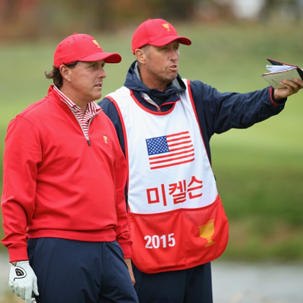 Mickelson caddie "Bones" Mackay has double knee replacement surgery