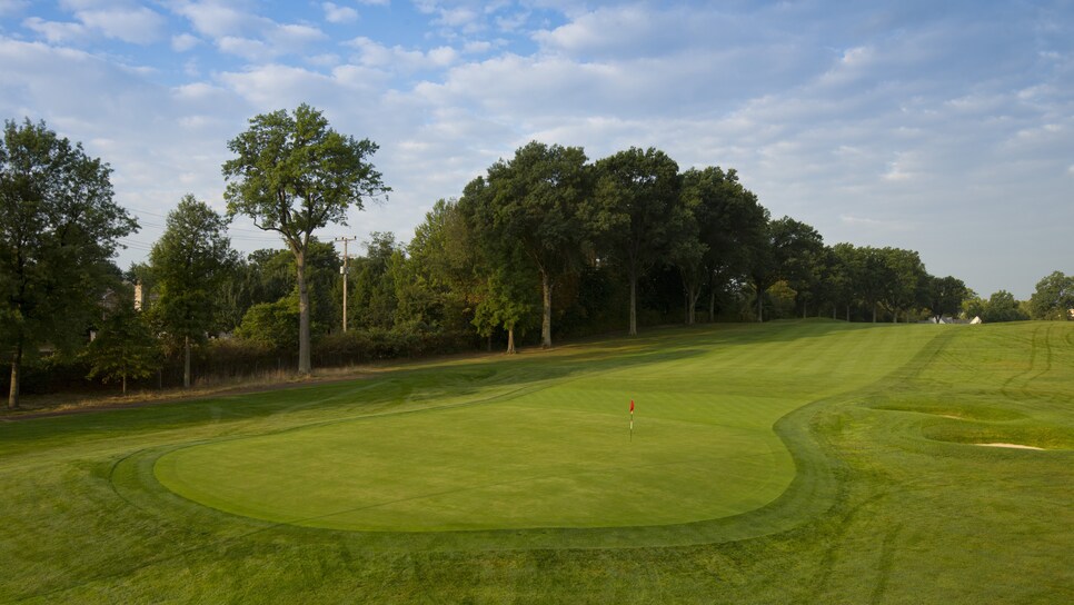 01-oakmont-hole-1.jpg