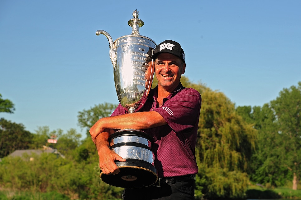 rocco-mediate-senior-pga-championship-2016-sunday-trophy.jpg