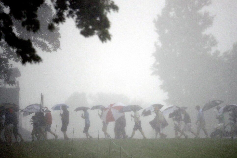 11-us-open-r1-fans-rain-delay.jpg