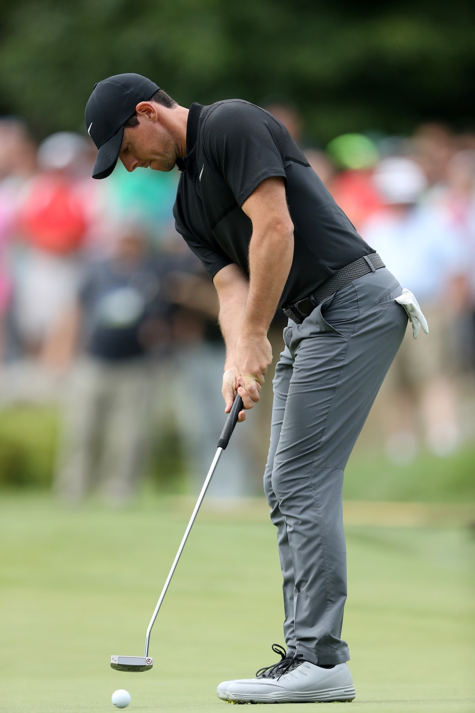 Rory-McIlroy-putting.jpg