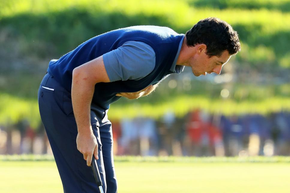 Rory-McIlroy-bowing.jpg
